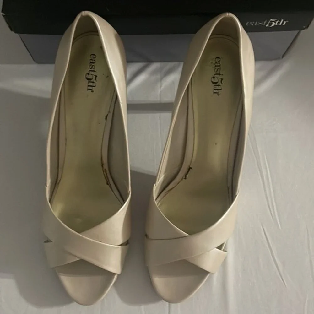 East 5th Savannah Shoes Size 9.5 Bone color